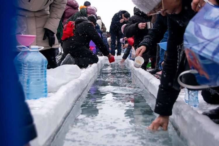 Набор воды из иордани в Иркутске