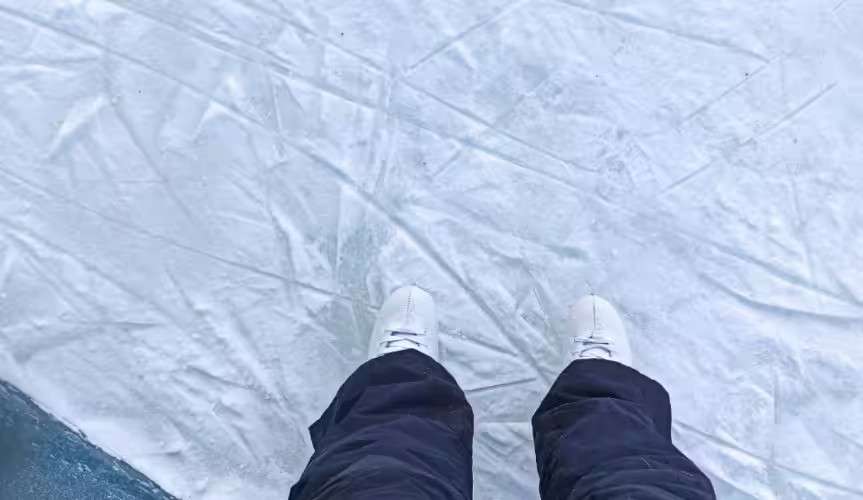 Человек в коньках на льду