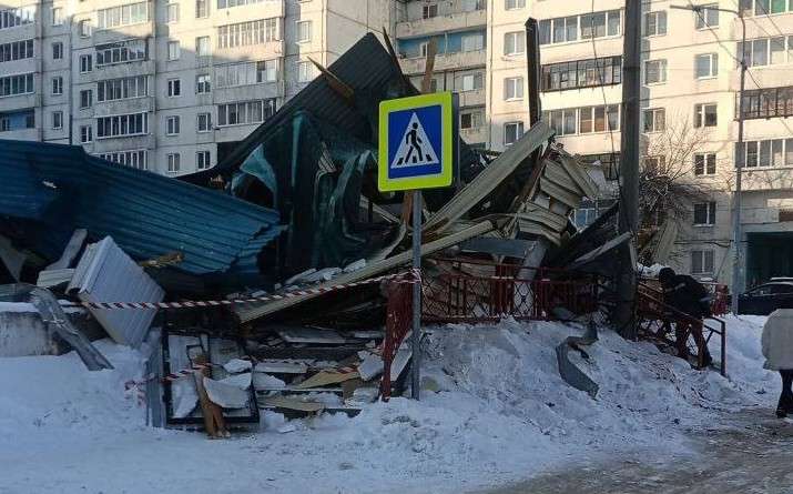 снесённое здание, снег, многоэтажка