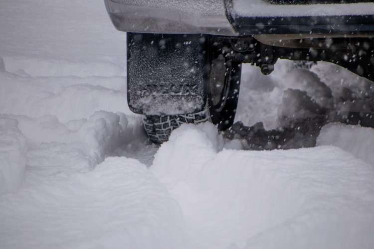 Машина в снегу