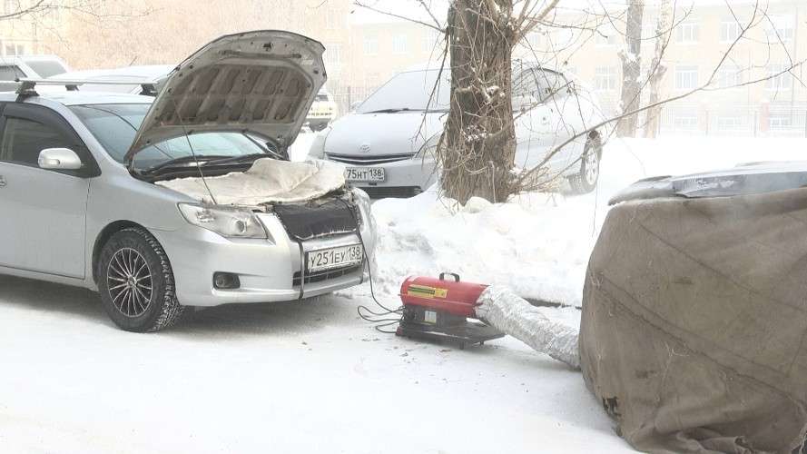 Заводят машину на морозе