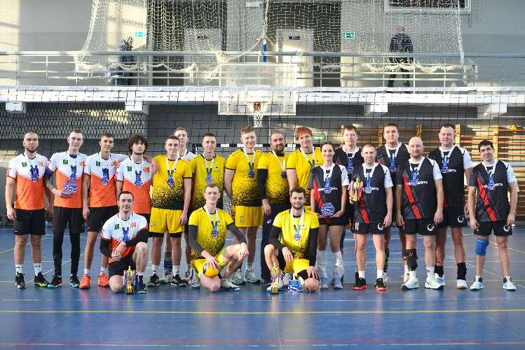 Четыре сборные боролись за звание сильнейшей на городском турнире по волейболу в Ангарске