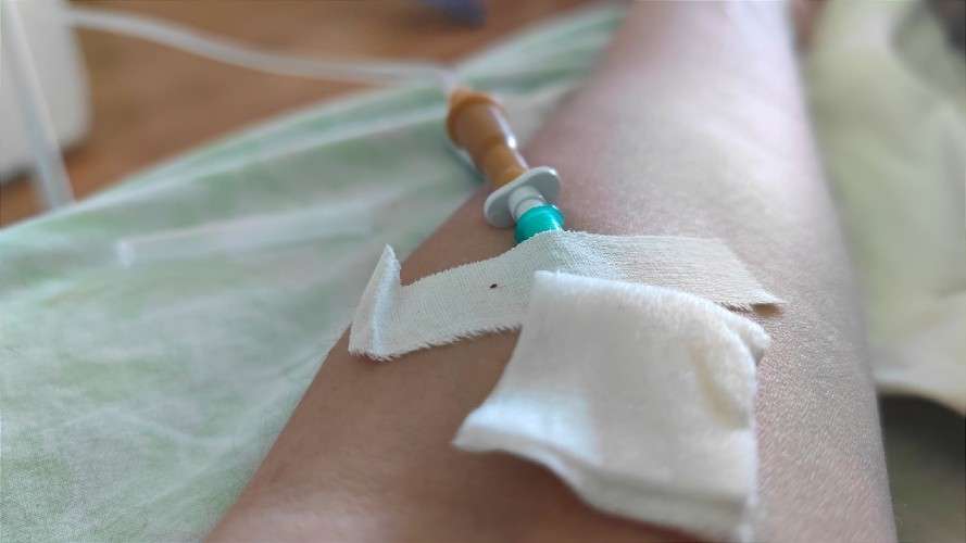 капельница, внутривенное вливание, локоть, игла