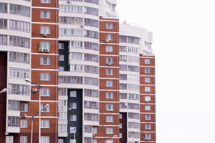 многоэтажка, окна, балконы, квартиры