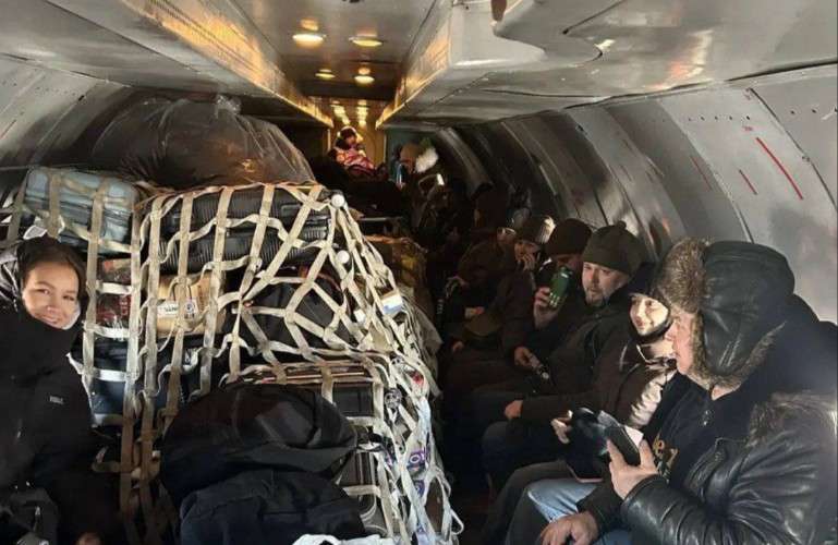 Пассажиры в грузовом самолёте