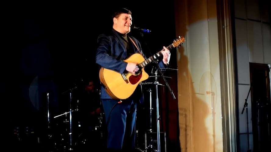 Мужчина с гитарой