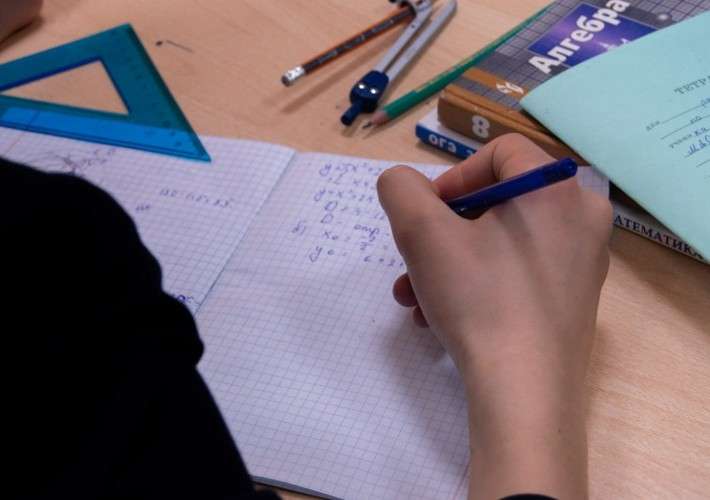Ученик на уроке алгебры