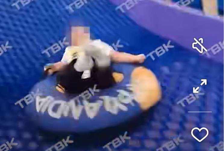 Девочка съезжает с горки