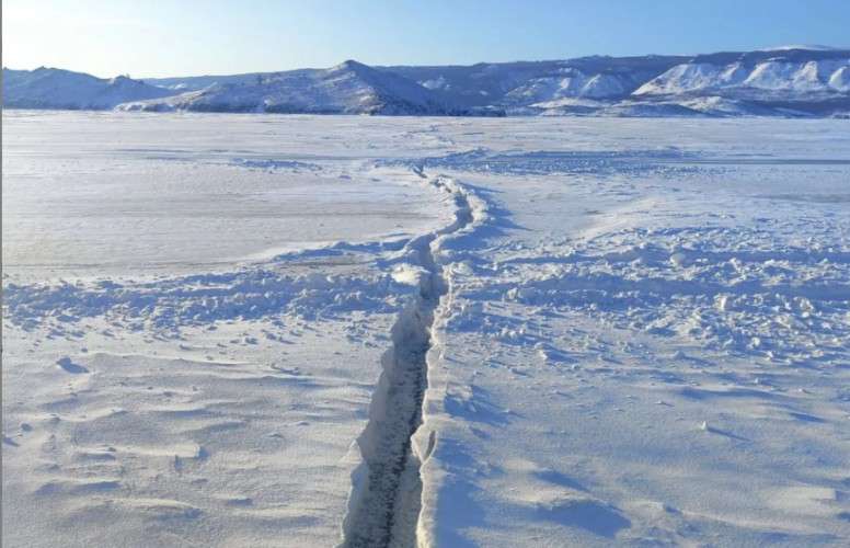 Разлом на льду Байкала