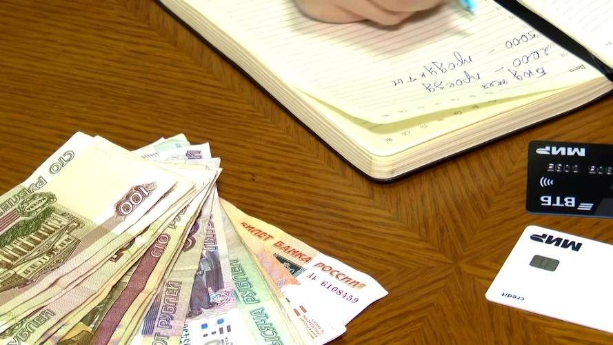 деньги на столе