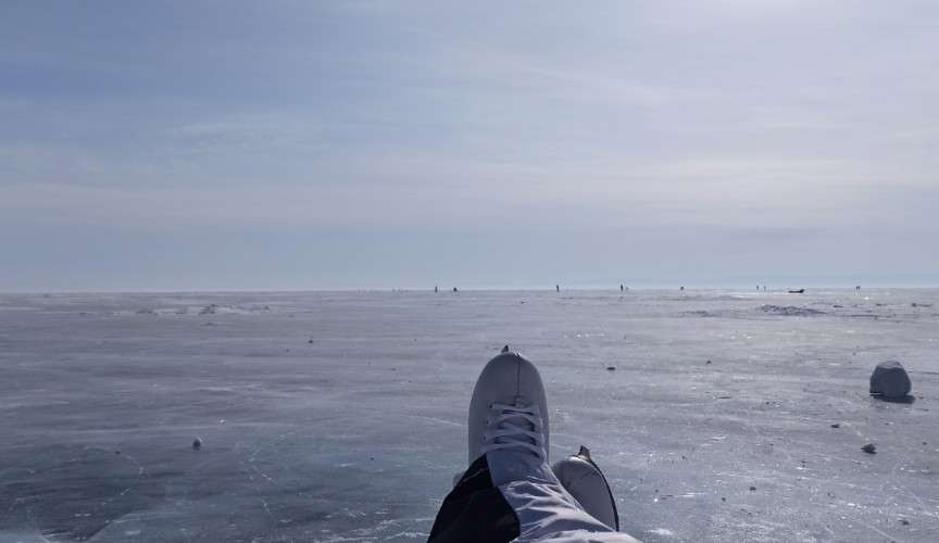 Ноги в коньках на фоне зимнего Байкала