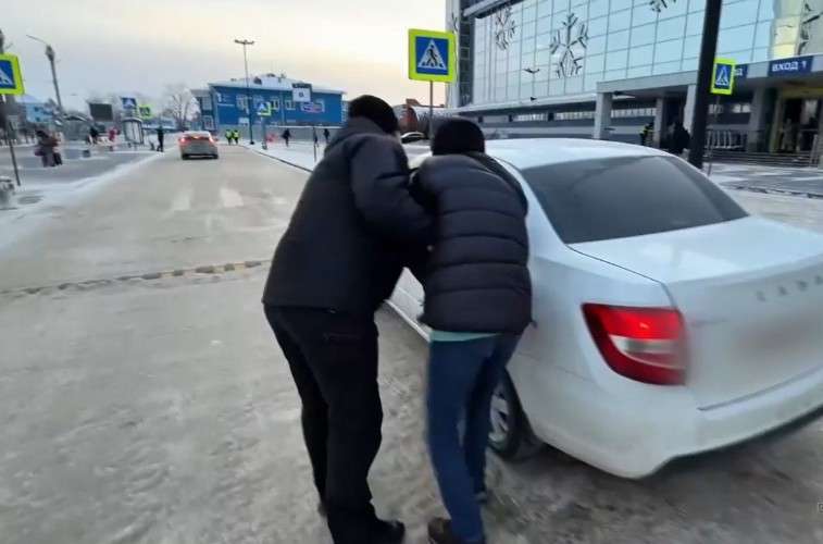 Фигуранта усаживают в машину