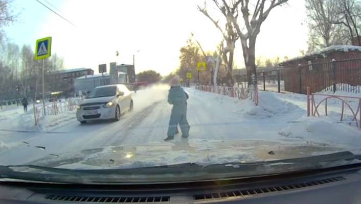 В Усолье-Сибирском оштрафовали водителя, который едва не сбил детей на зебре