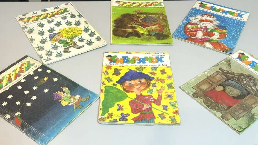 журнал на столе