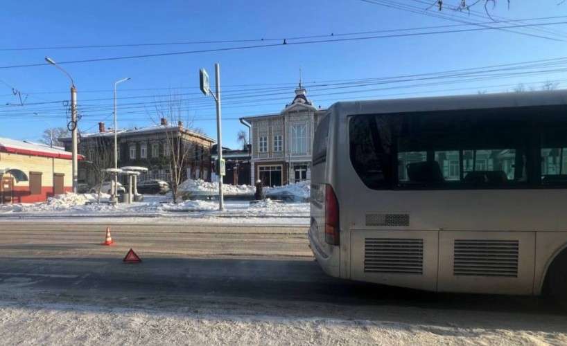 Автобус сбил женщину на пешеходном переходе в Иркутске