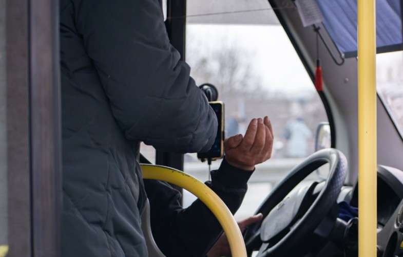 Водитель берёт плату за проезд