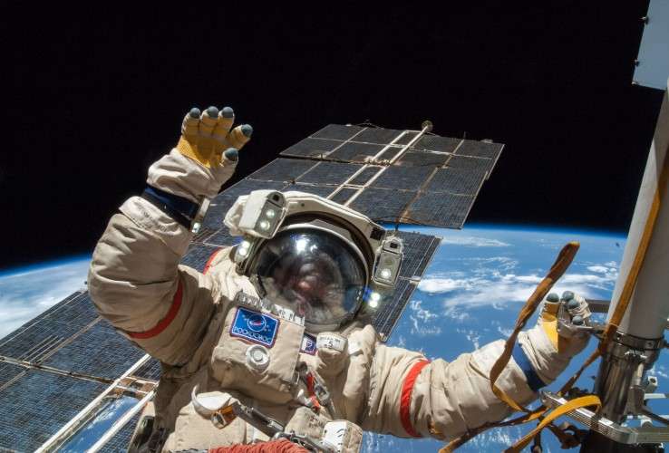 Космонавт в открытом космосе