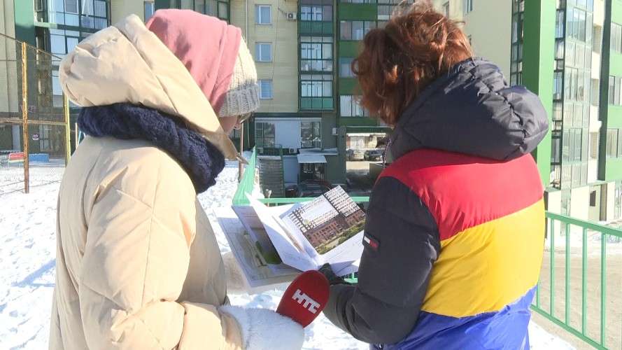 девушки смотрят план застройки