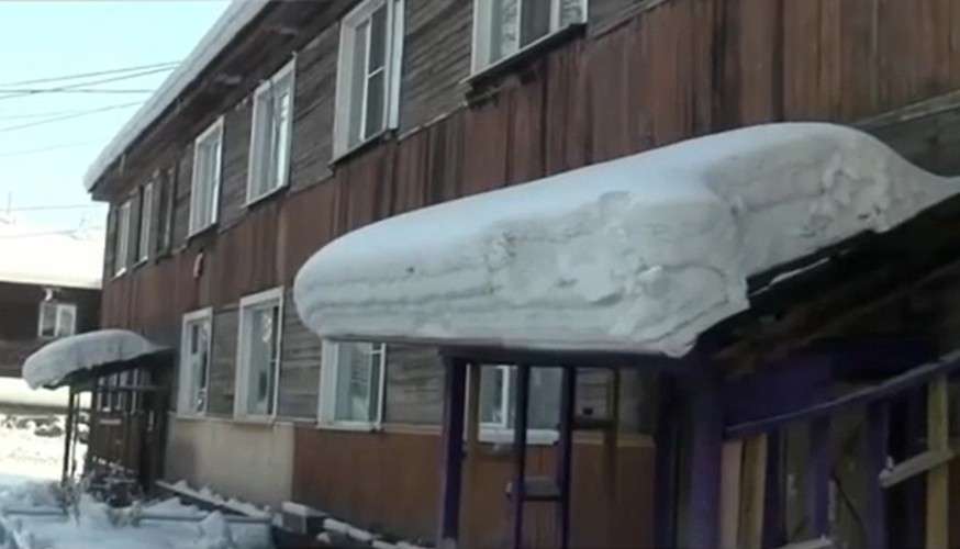 дом в снегу