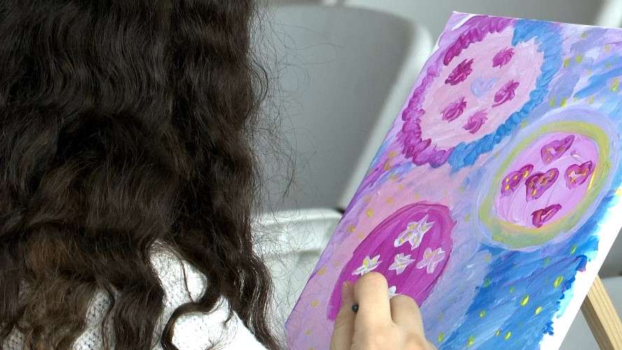 женщина рисует