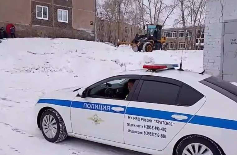 Техника ликвидирует горку, машина полиции