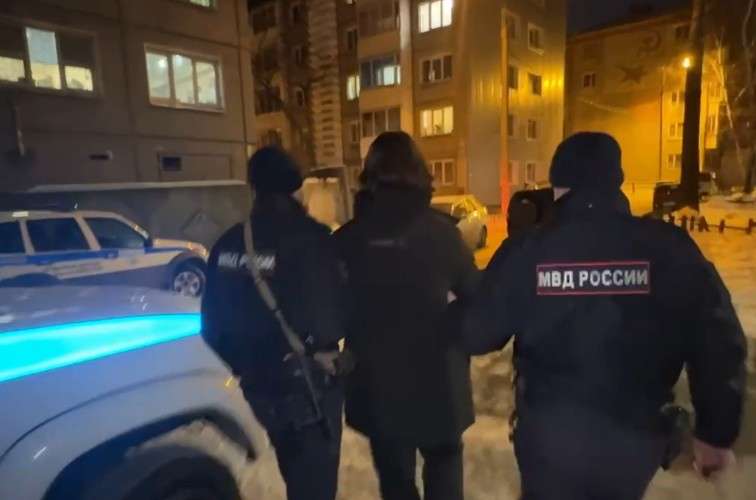 Полицейские ведут задержанного