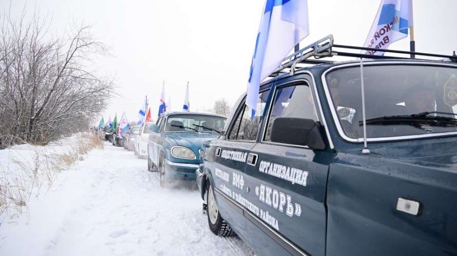 Автоколонна с флагами