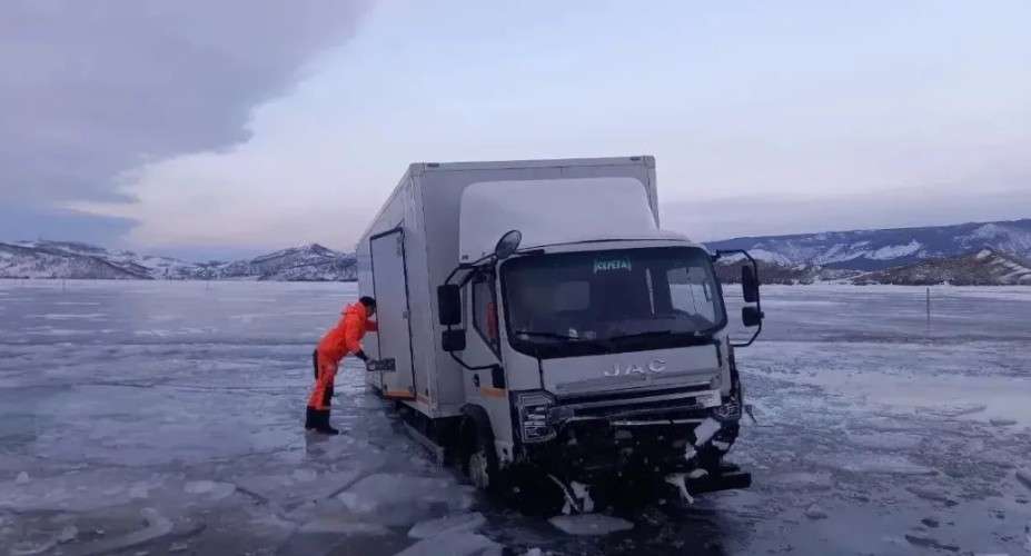Ещё два автомобиля с людьми провалились под лёд в районе Ольхона