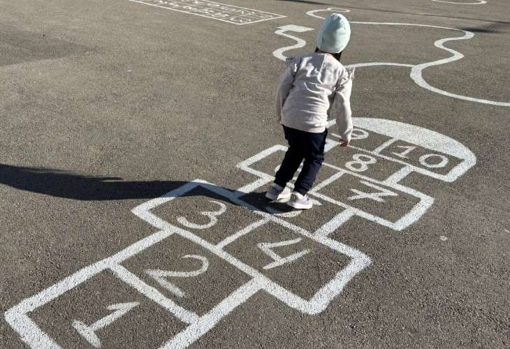 Девочка играет в классики