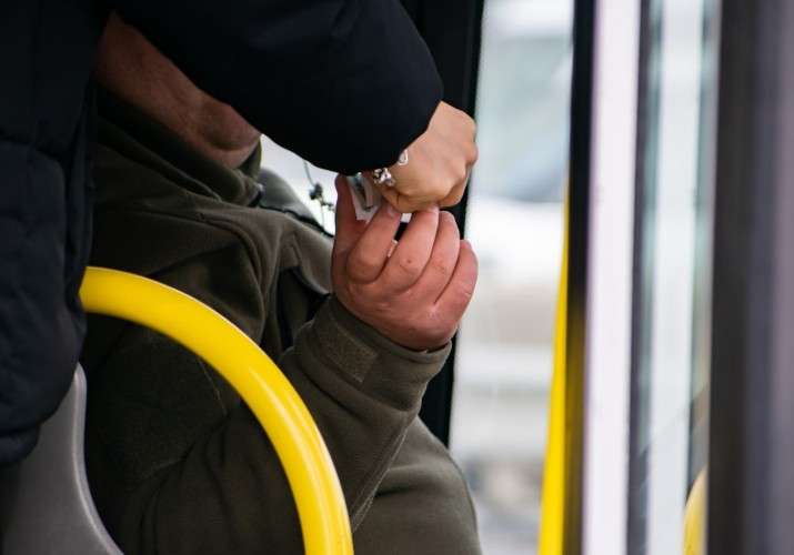 Оплата проезда наличными в автобусе