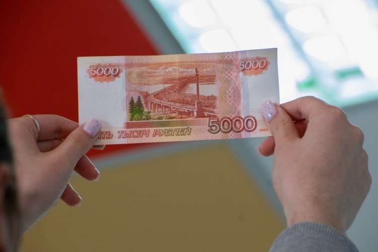 Пятитысячная купра в руках