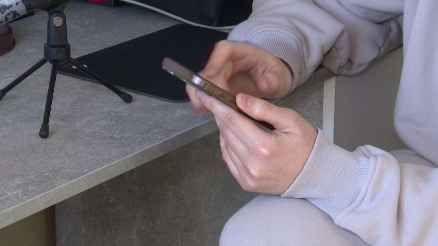 телефон в руках