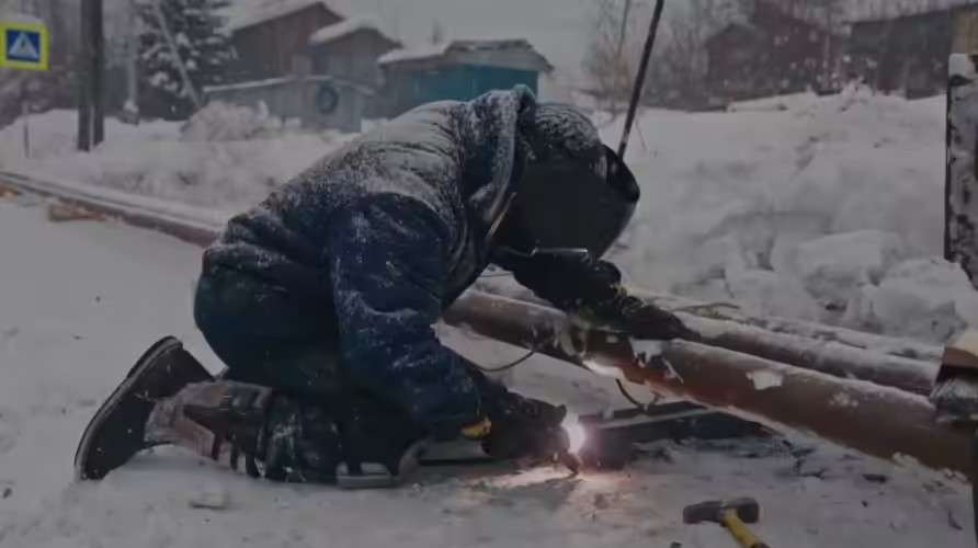 Сварщик за работой в Бодайбо