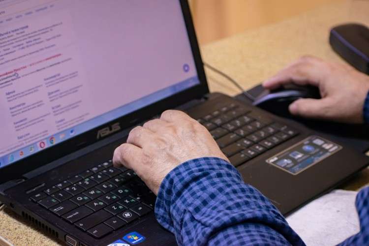 Человек за ноутбуком