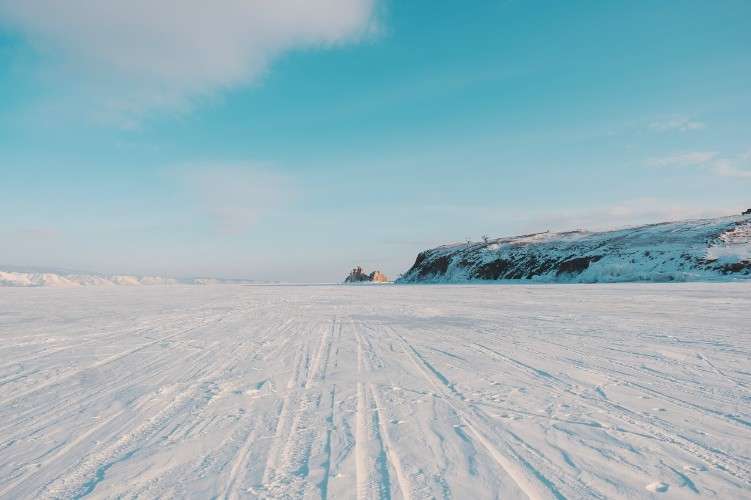 Ледовая переправа на Ольхон открыта: 10,6 км безопасного пути через Байкал