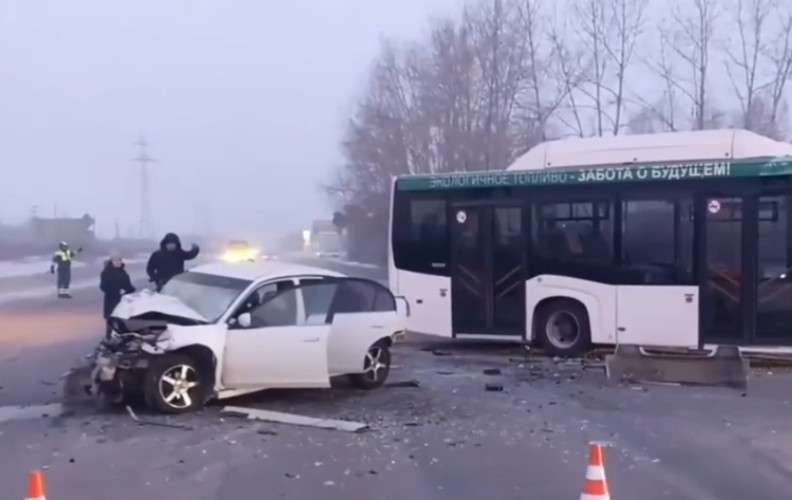 Водитель иномарки погиб в столкновении с автобусом в Братске