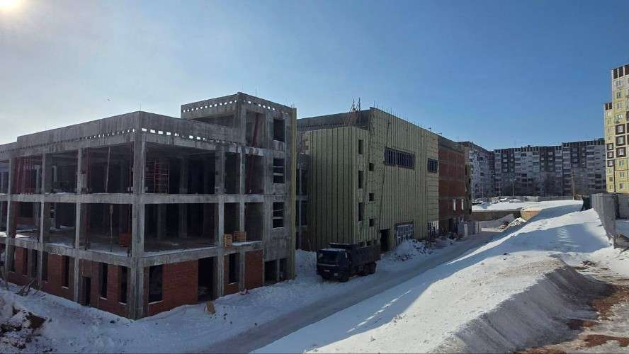 Строящееся здание школы в Братске