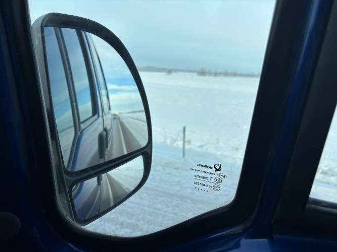 Машина едет по зимнику