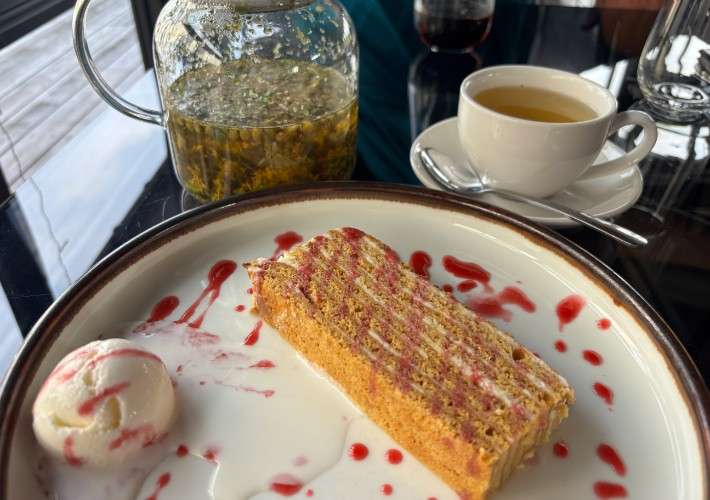 Пирожное и чай