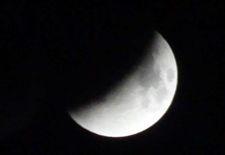 Начало лунного затмения