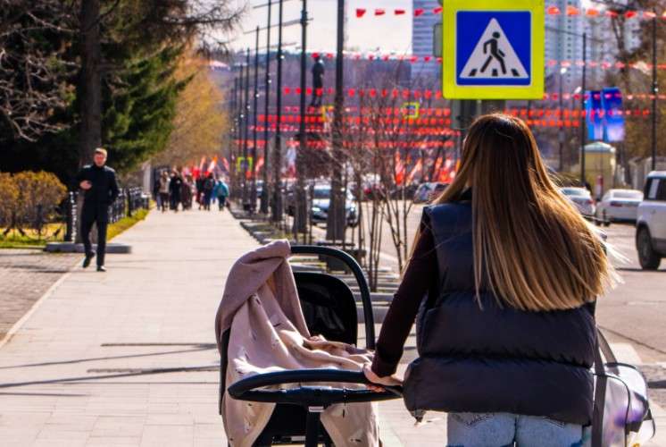 Молодая женщина с коляской