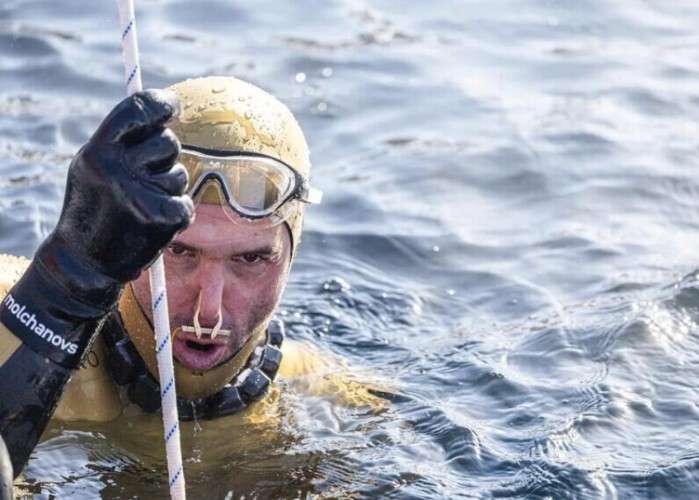 Фридайвер на Байкале