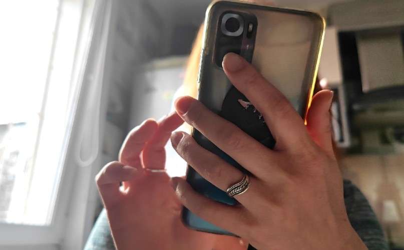 Девушка со смартфонов в руках