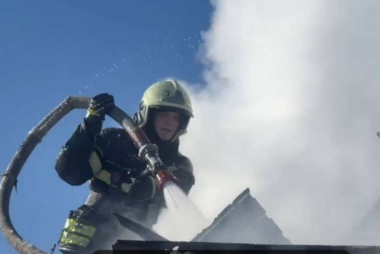 Пожар в центре Иркутска ликвидировали 10 сотрудников МЧС