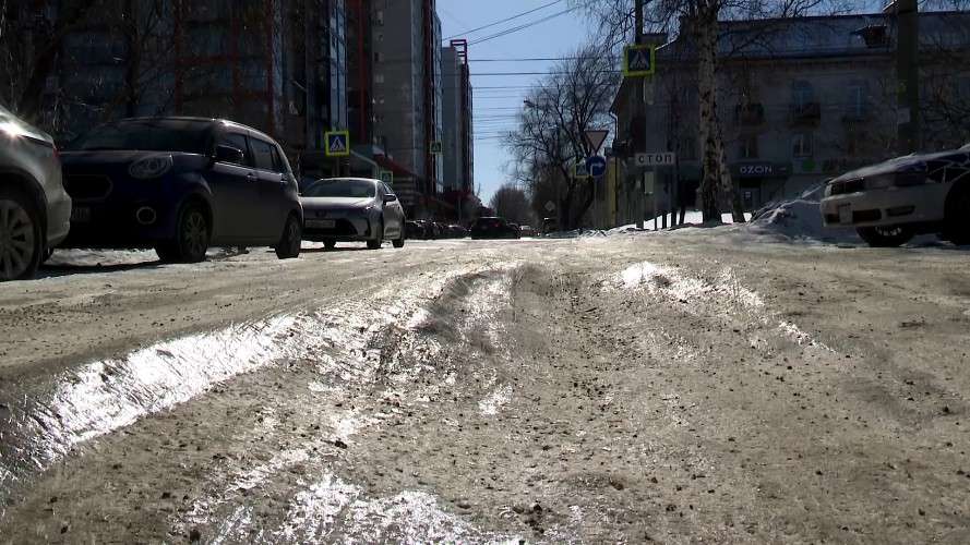 колея на заснеженной дороге
