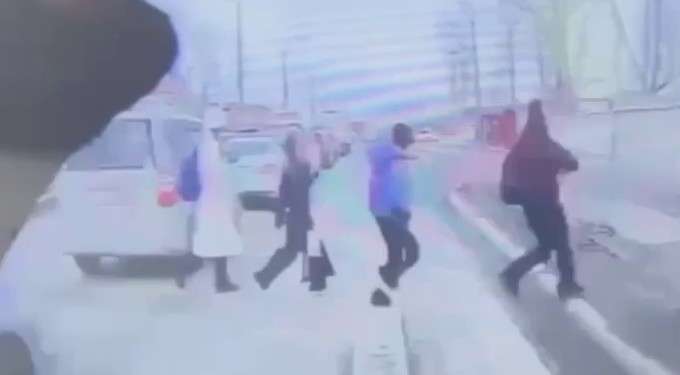 В Иркутске под колёса машин попали трое подростков за сутки