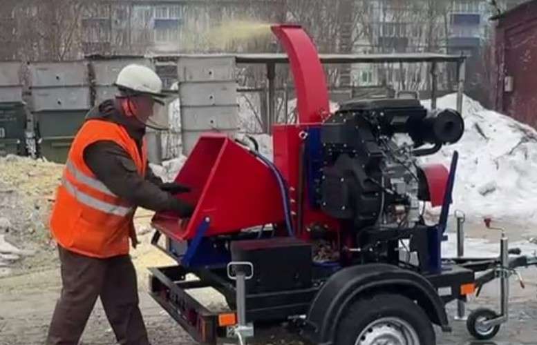 Рабочий у измельчителя