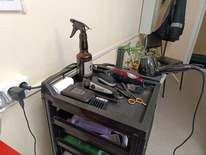 полка, парикмахерская, фен, расчёски