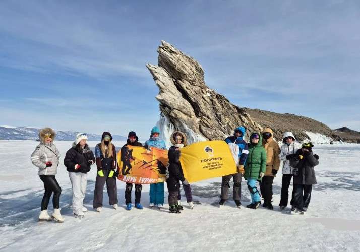люди на коньках на Байкале