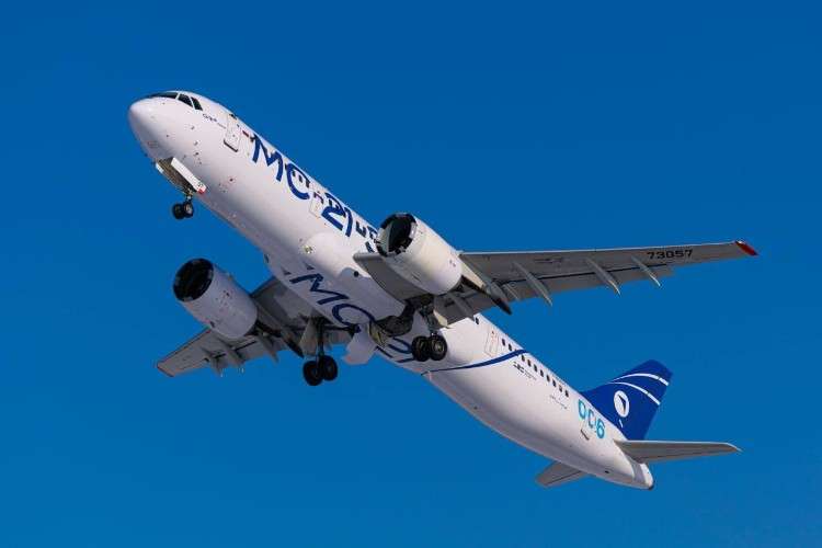 Лайнер МС-21 в небе